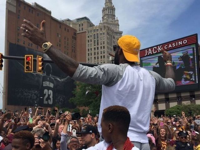 LeBron replicates iconic banner during championship parade