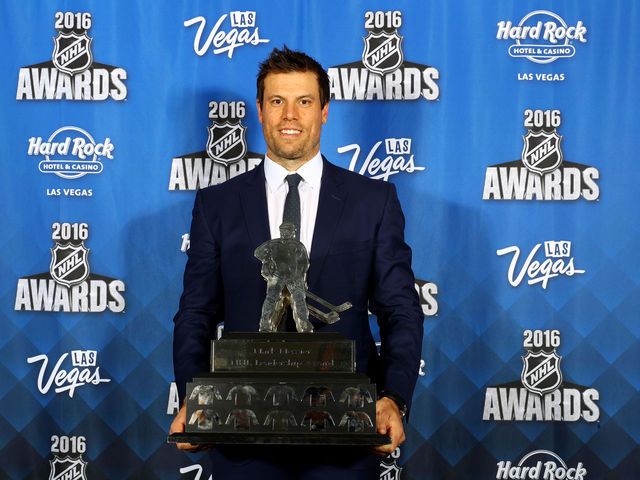 Predators' Weber wins Messier Leadership Award
