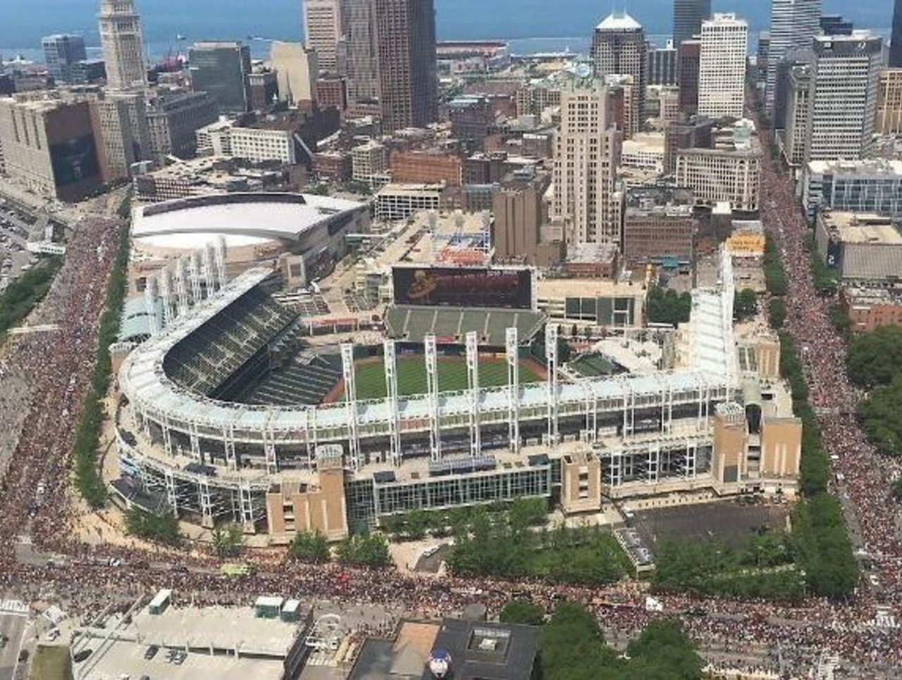 People Are Scaling Buildings in Cleveland at the Cavs Parade - The