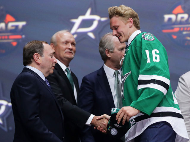 Watch: Lindy Ruff gets ovation from Buffalo fans before making Stars' pick