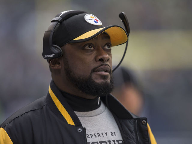 Look: Tomlin stands alone for anthem as Steelers wait in locker room