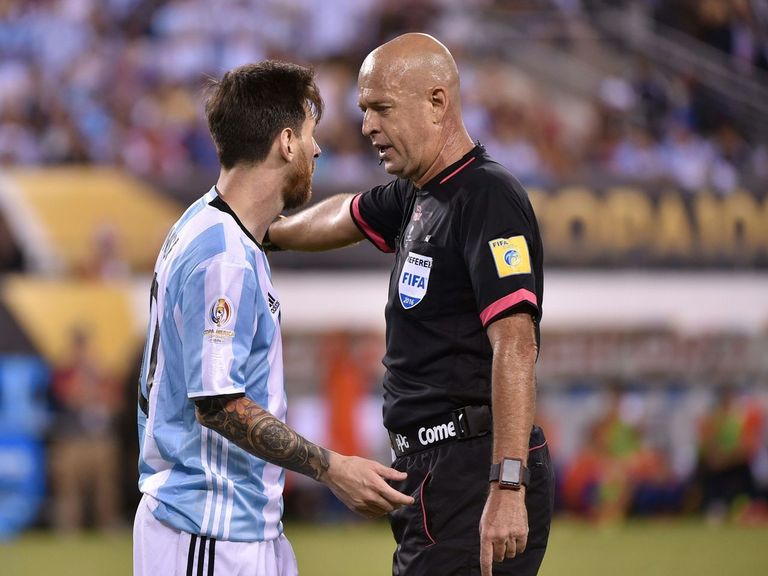 Watch: Messi receives yellow card after obvious flop | theScore.com