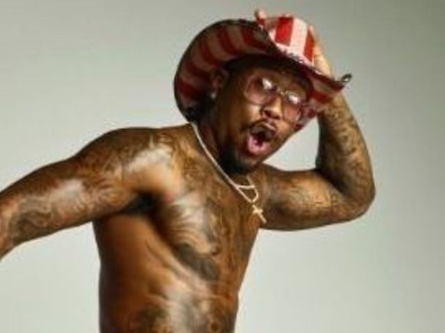 Von Miller bares all in patriotic fashion in ESPN's Body Issue