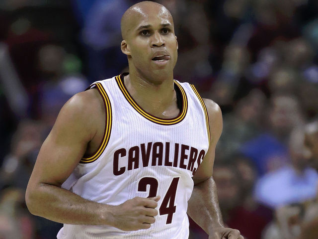 Jefferson announces he's re-signing with Cavaliers over Snapchat