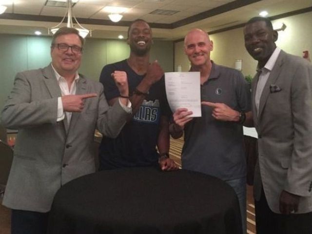 Barnes signs reported 4-year deal with Mavericks while handcuffed