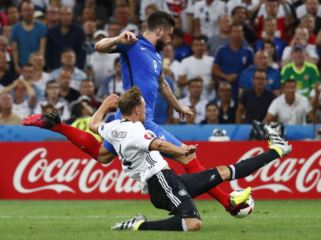 Watch: Howedes makes absurd slide tackle to deny Giroud on breakaway