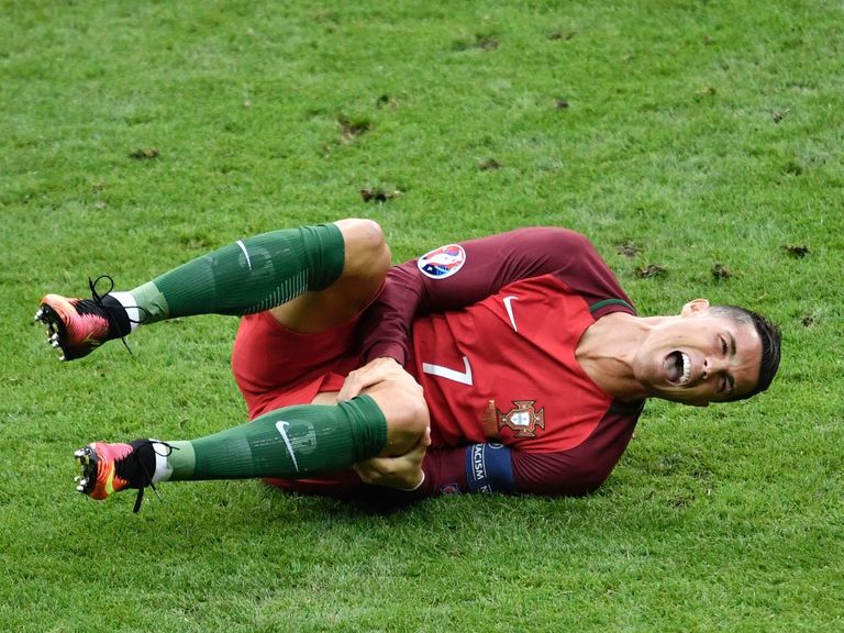 Ronaldo leaves Euro 2016 final in tears with knee injury | theScore.com