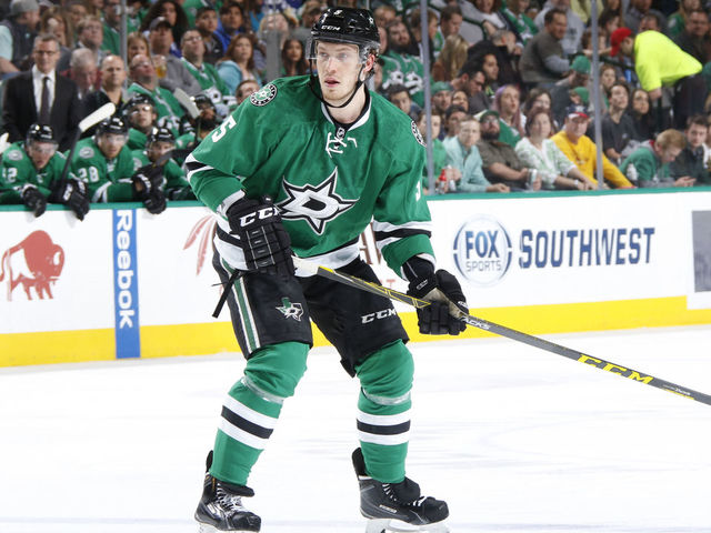 Stars re-sign Oleksiak to 1-year deal