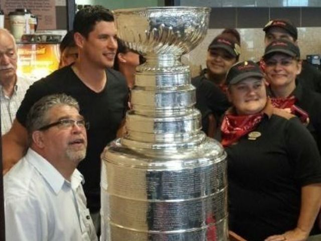 Sidney Crosby takes Stanley Cup to Tim Hortons
