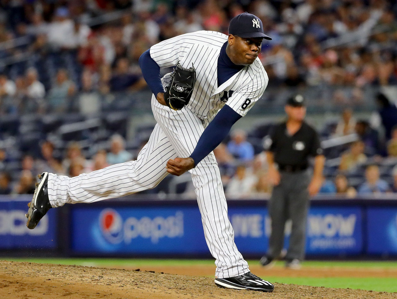 Aroldis Chapman throws a pitch 105.1 mph