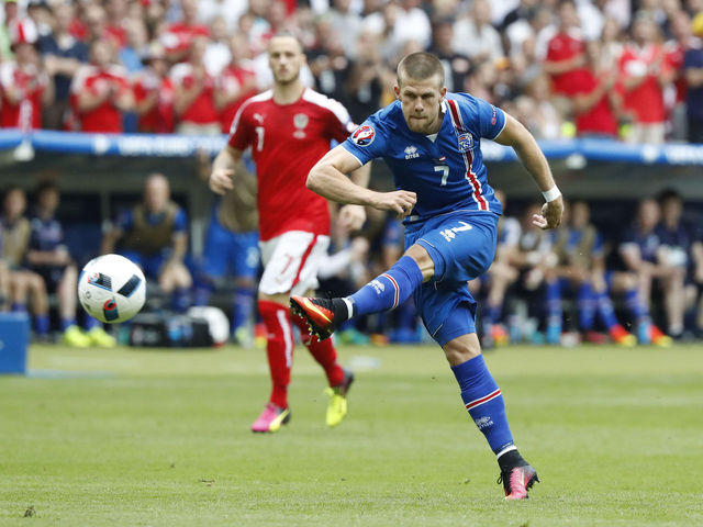 Burnley snags Icelander Gudmundsson from Charlton