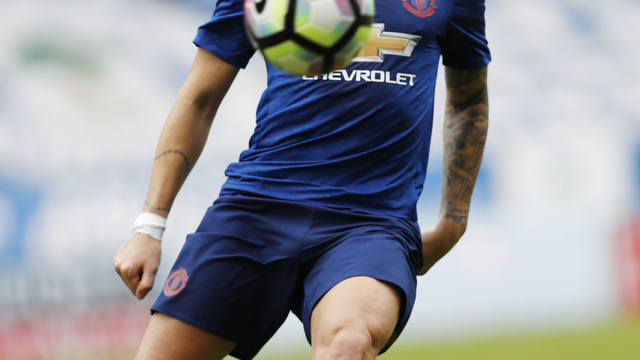 Manchester United loans Varela to Eintracht Frankfurt