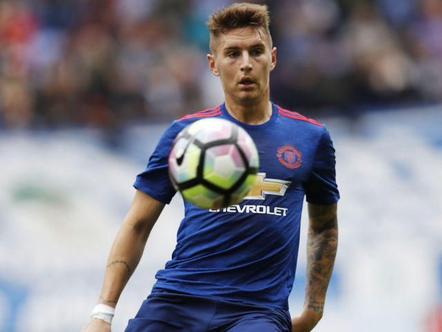 Manchester United loans Varela to Eintracht Frankfurt