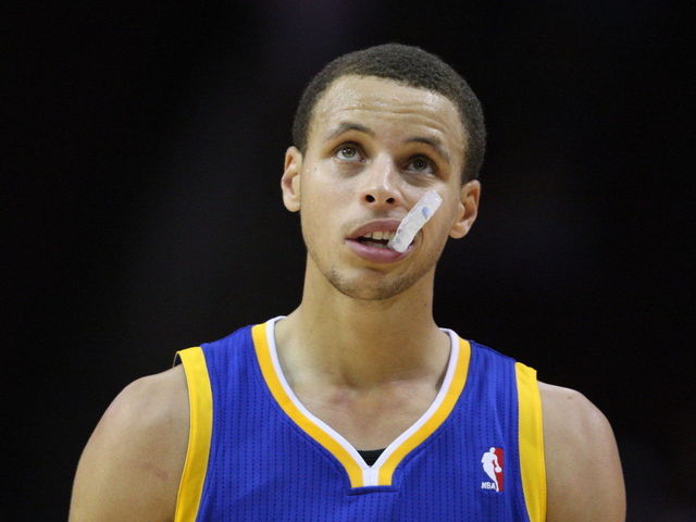 Watch: Self-deprecating Curry throws mouthguard after tee shot