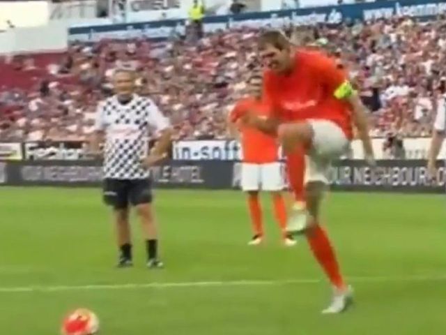 Nowitzki does Zaza penalty kick