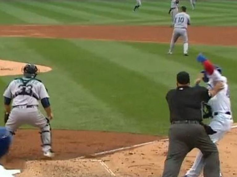 Umpire shoves Baez out of way during play at plate