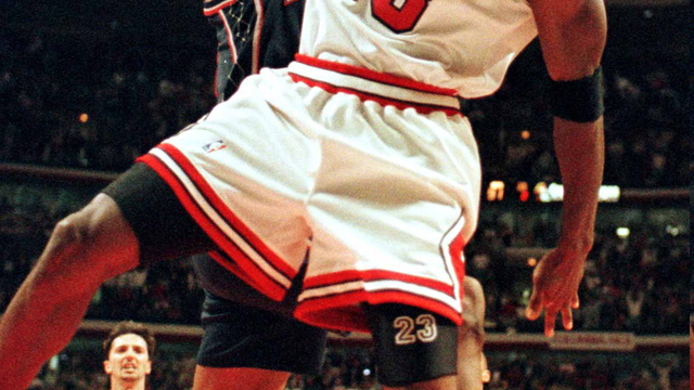 Game-worn Jordan shoes from Bulls' 72-10 season up for auction
