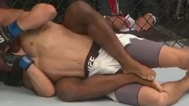Reis records fastest submission in UFC flyweight history
