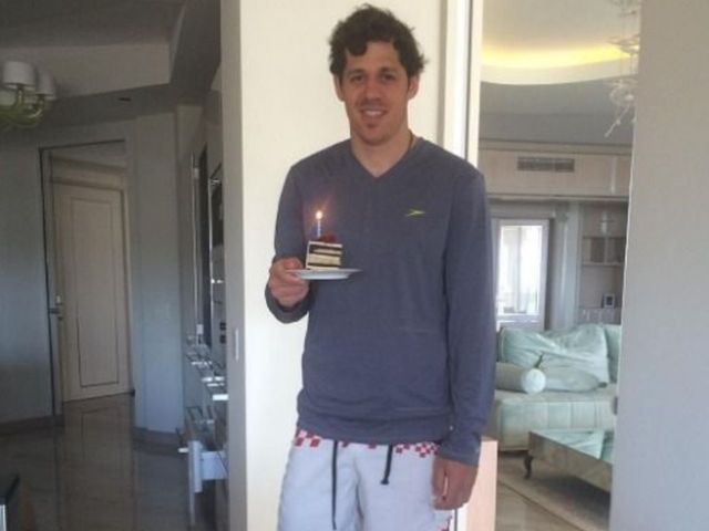 Evgeni Malkin celebrates 30th birthday with tiny piece of cake