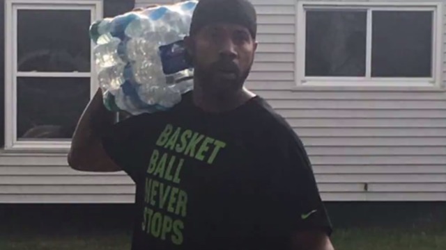 Rasheed Wallace delivers water to Flint residents