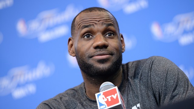LeBron tweets NBA with complaint about league's app