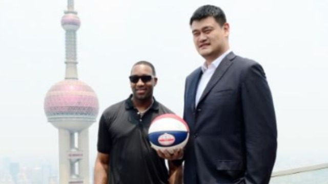 McGrady, Yao meet up at newly opened Shanghai Disneyland
