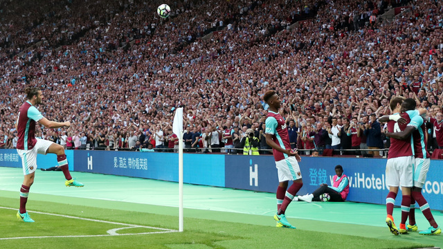West Ham christens Olympic Stadium by reaching Europa League play-offs