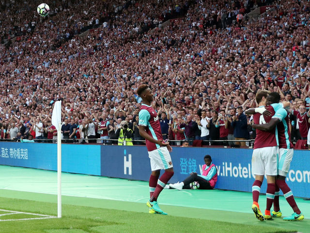 West Ham christens Olympic Stadium by reaching Europa League play-offs