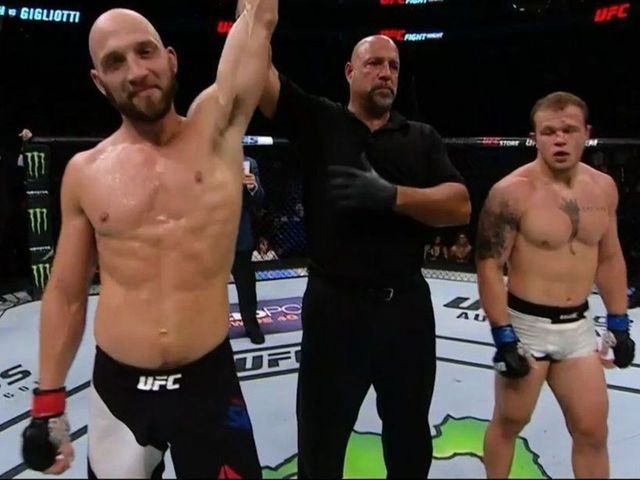 Smith fights smartly, spoils Gigliotti's UFC debut
