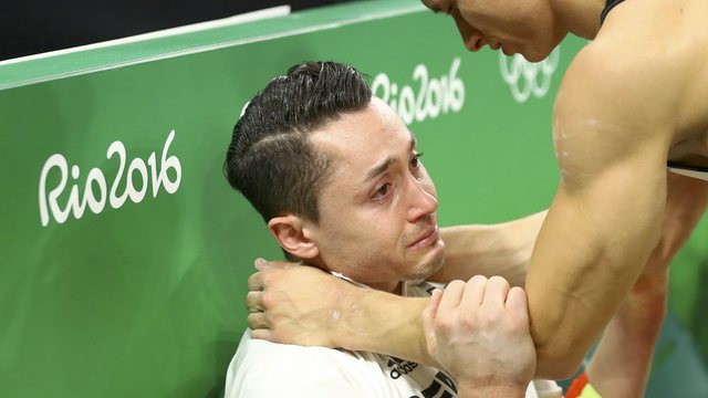 German gymnast completes pommel horse despite torn ACL