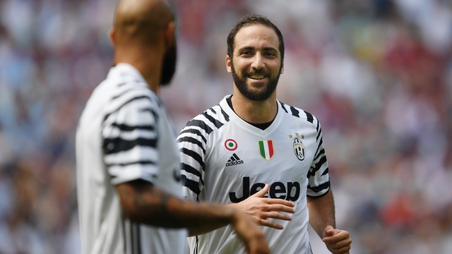 Hefty Higuain makes Juventus debut