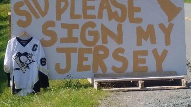Crosby shows up unannounced at fan's house to sign jersey