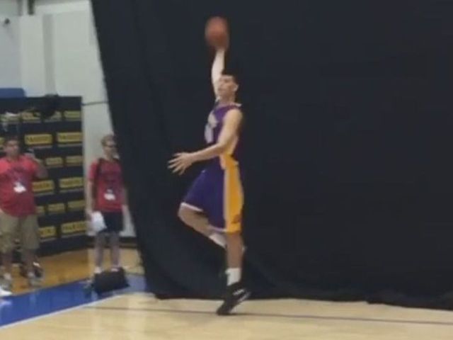 Lakers rookie nails 3-point skyhook