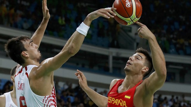Sixers teammates congratulate Croatia's Saric for game-saving block vs. Spain