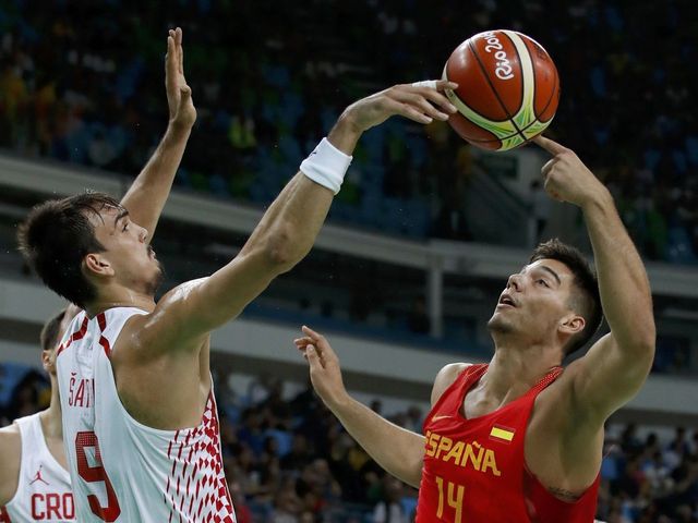 Sixers teammates congratulate Croatia's Saric for game-saving block vs. Spain