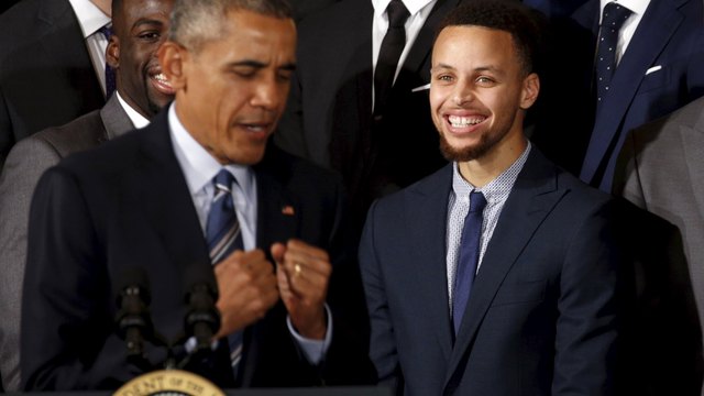 Curry endorses Clinton, will 'most likely stand' for national anthem