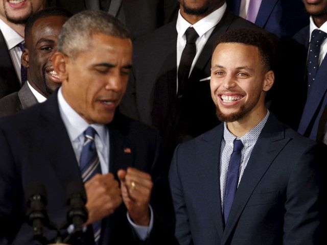 Curry endorses Clinton, will 'most likely stand' for national anthem