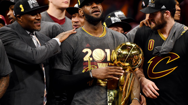 LeBron re-signing with Cavs on reported 3-year, $100M deal