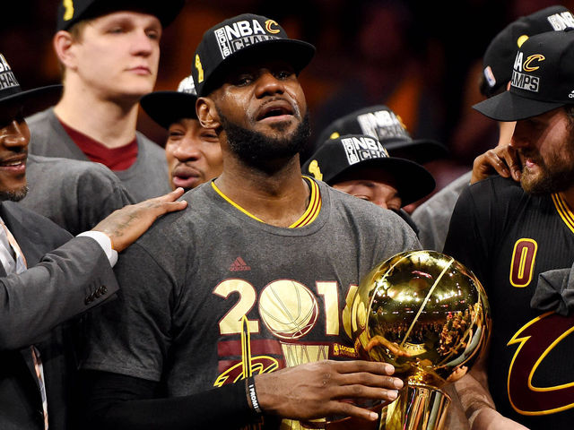 LeBron re-signing with Cavs on reported 3-year, $100M deal