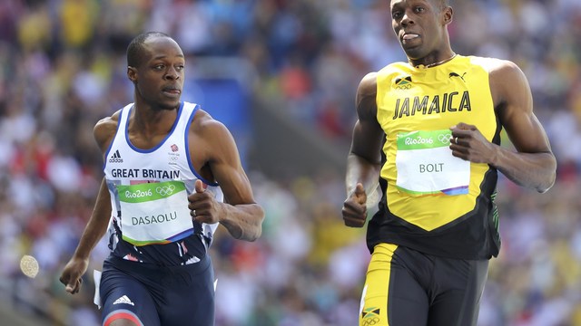 Bolt jogs into 100m semifinals after toying with field