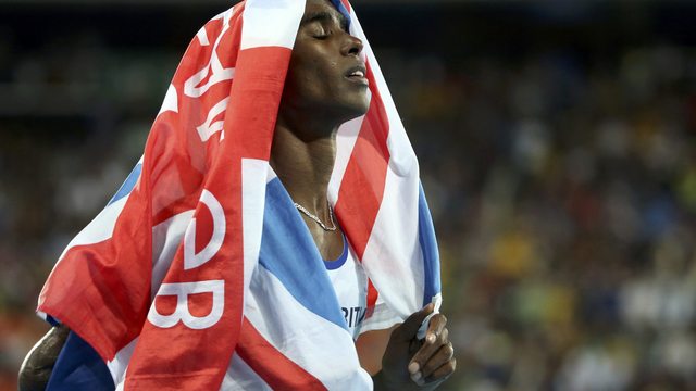 Mo Farah overcomes fall to defend gold in 10,000m