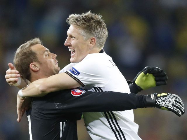 Schweinsteiger's United exile baffles Neuer