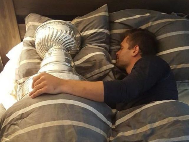 Penguins' Bryan Rust spoons Stanley Cup in bed