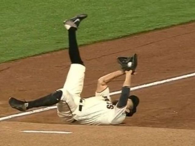 Pence makes unorthodox catch from butt in foul ground