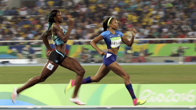 Shaunae Miller wins women's 400m with dramatic dive at finish line