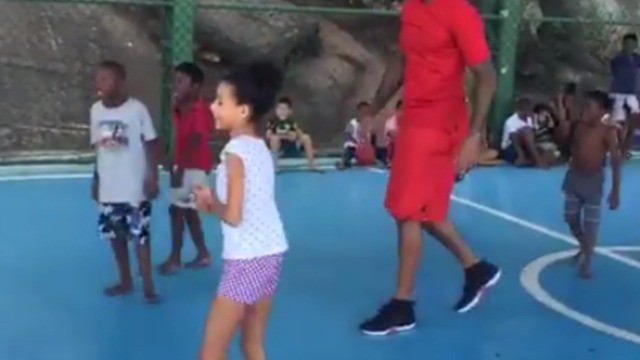 Carmelo plays pickup game with local kids in Rio