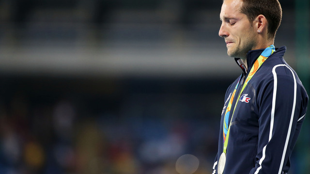 France's Lavillenie jeered while receiving silver in pole vault ceremony