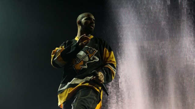 Drake receives signed Mario Lemieux jersey, performs in Penguins gear