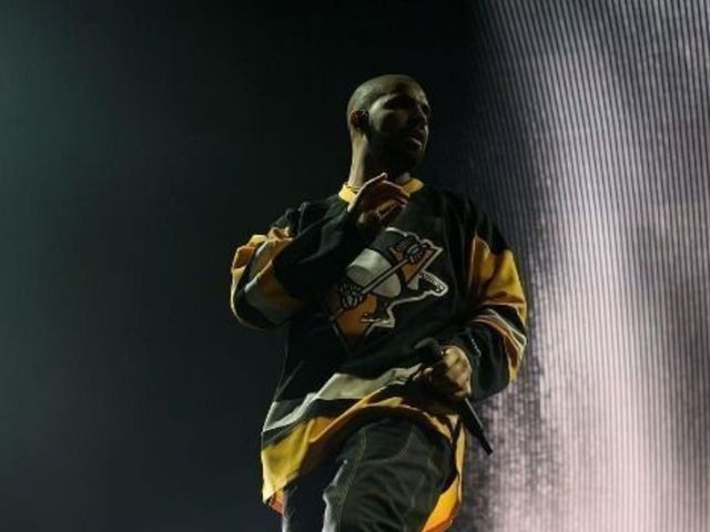Drake receives signed Mario Lemieux jersey, performs in Penguins gear