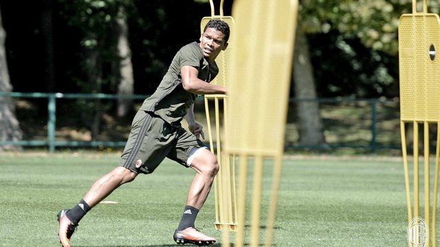 In-demand Bacca decides to stay at AC Milan
